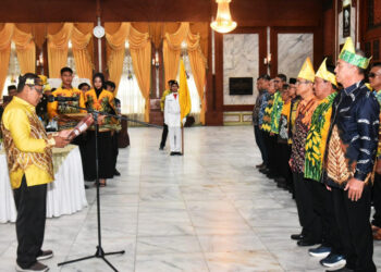 Sekretaris Umum Kerukunan Bubuhan Banjar (KBB) Sa’dunia, Dr Taufik Arbain atas nama Ketua/Presiden KBB Sa’dunia, H Sahbirin Noor melantik tiga pengurus daerah khusus (PDK) KBB yakni Banjarmasin, Banjarbaru dan PDK Barito Kuala. 