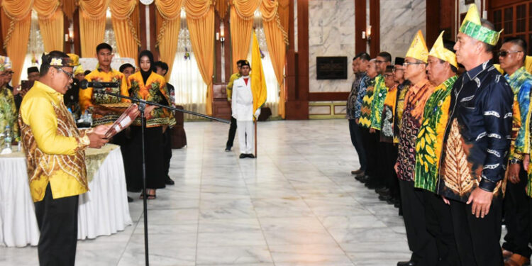 Sekretaris Umum Kerukunan Bubuhan Banjar (KBB) Sa’dunia, Dr Taufik Arbain atas nama Ketua/Presiden KBB Sa’dunia, H Sahbirin Noor melantik tiga pengurus daerah khusus (PDK) KBB yakni Banjarmasin, Banjarbaru dan PDK Barito Kuala. 