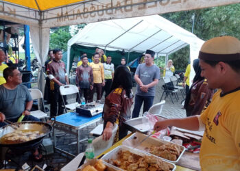 Gubernur Kalimantan Selatan, H Sahbirin Noor (peci hitam) saat mengunjungi dapur umum Tagana Dinsos Kalsel dalam rangka persiapan haul ke-218 Syech Muhammad Arsyad Al Banjari. 