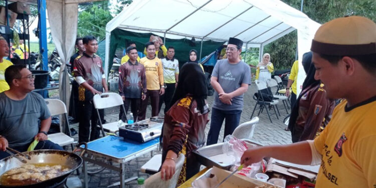 Gubernur Kalimantan Selatan, H Sahbirin Noor (peci hitam) saat mengunjungi dapur umum Tagana Dinsos Kalsel dalam rangka persiapan haul ke-218 Syech Muhammad Arsyad Al Banjari. 