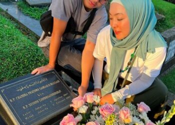 Angelina Sondakh dan Keanu ziarah ke makam Adjie Massaid.
