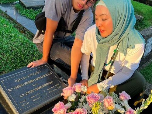 Angelina Sondakh dan Keanu ziarah ke makam Adjie Massaid.