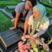 Angelina Sondakh dan Keanu ziarah ke makam Adjie Massaid.