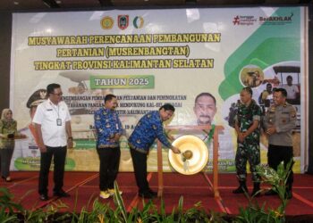 SEKDAPROV Roy Rizali Anwar mewakili Gubernur H Sahbirin Noor saat membuka Musyawarah Perencanaan Pembangunan Pertanian (Musrenbangtan) tingkat Provinsi tahun 2025 di Hotel Novotel Banjarbaru, Rabu (17/4) pagi.