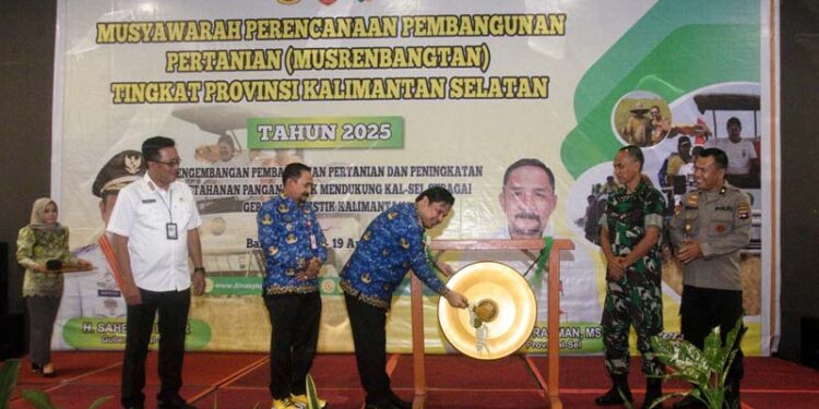 SEKDAPROV Roy Rizali Anwar mewakili Gubernur H Sahbirin Noor saat membuka Musyawarah Perencanaan Pembangunan Pertanian (Musrenbangtan) tingkat Provinsi tahun 2025 di Hotel Novotel Banjarbaru, Rabu (17/4) pagi.