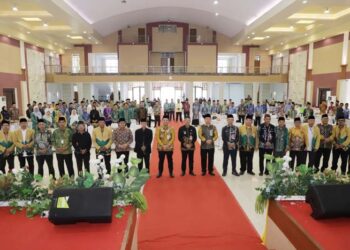 SEKDAPROV Roy Rizali Anwar mewakili Gubernur Sahbirin Noor foto bersama pada Rakerda LPTQ Kalsel, Kamis (18/4).