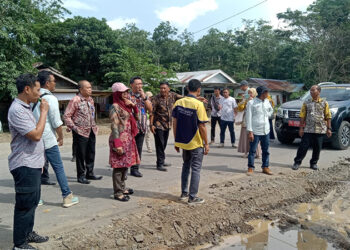 DINAS PUPR Provinsi Kalsel bersama instansi terkait di Tapin saat meninjau proyek rehabilitasi ruas jalan By Pass-Binderang.
