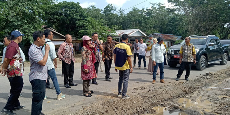 DINAS PUPR Provinsi Kalsel bersama instansi terkait di Tapin saat meninjau proyek rehabilitasi ruas jalan By Pass-Binderang.