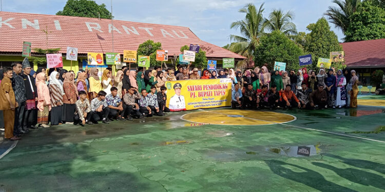 PJ Bupati Tapin M Syarifuddin MPd berfoto bersama Keluarga Besar SMKN 1 Rantau, Senin (22/4).