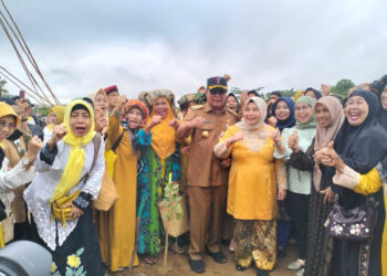 Gubernur Kalimantan Selatan, H Sahbirin Noor bersama Ketua Tim Penggerak PKK Provinsi Kalsel, Hj Raudatul Jannah, SKM, MKes atau Acil Odah berfoto bersama kartini Kalsel usai melakukan penanaman pohon 