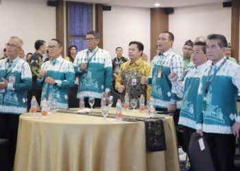 Sekdaprov Kalimantan Selatan, Roy Rizali Anwar (sasiringan kuning) saat menghadiri Rapat Kerja Komisariat Wilayah V Asosiasi Pemerintah Kota Seluruh Indonesia (APEKSI) Regional Kalimantan Tahun 2024, di Banjarbaru 