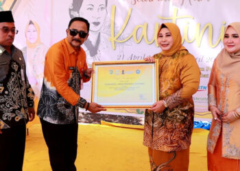 PJ Bupati Tanah Laut Syamsir Rahman menyampaikan penghargaan sebagai Wanita Inspiratif Banua kepada Hj Raudatul Jannah Sahbirin Noor atau Acil Odah pada peringatan Hari Kartini di Pelaihari. 