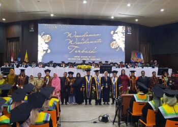 Staf Ahli Gubernur Bidang Kemasyarakatan dan SDM, Hj Husnul Khatimah bersama Rektor ULM, Prof Dr Ahmad dan peraih IPK terbaik berfoto bersama disela Wisuda ke-118 ULM di Gedung Auditorium ULM Banjarbaru 