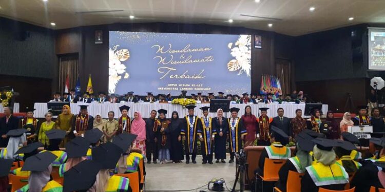 Staf Ahli Gubernur Bidang Kemasyarakatan dan SDM, Hj Husnul Khatimah bersama Rektor ULM, Prof Dr Ahmad dan peraih IPK terbaik berfoto bersama disela Wisuda ke-118 ULM di Gedung Auditorium ULM Banjarbaru 