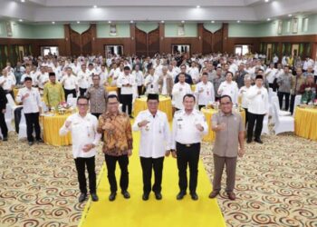 Gubernur Kalimantan Selatan, H Sahbirin Noor dan Ketua DPRD Kalsel, H Supian HK berfoto bersama peserta Musyawarah Perencanaan Pembangunan (Musrenbang) tingkat Provinsi Kalsel dalam rangka penyusunan RKPD tahun 2025 
