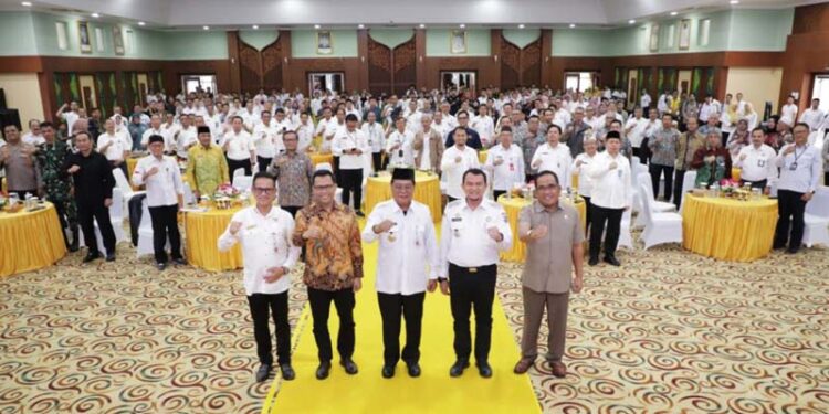 Gubernur Kalimantan Selatan, H Sahbirin Noor dan Ketua DPRD Kalsel, H Supian HK berfoto bersama peserta Musyawarah Perencanaan Pembangunan (Musrenbang) tingkat Provinsi Kalsel dalam rangka penyusunan RKPD tahun 2025 