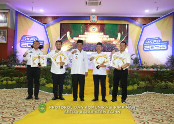 PJ Bupati Tapin M Syarifuddin MPd berfoto bersama Gubernur Kalsel Sahbirin Noor usai menerima penghargaan sebagai kabupaten terbaik III dalam pengelolaan pemerintahan di Kalimantan Selatan, Rabu (24/4).