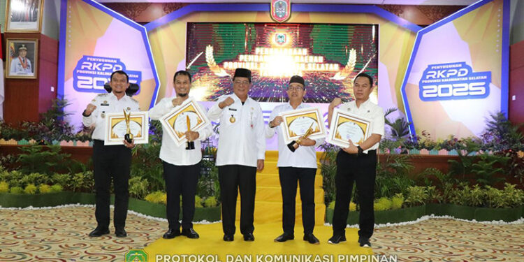 PJ Bupati Tapin M Syarifuddin MPd berfoto bersama Gubernur Kalsel Sahbirin Noor usai menerima penghargaan sebagai kabupaten terbaik III dalam pengelolaan pemerintahan di Kalimantan Selatan, Rabu (24/4).