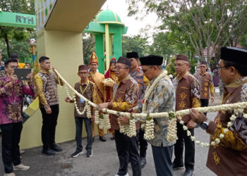 PLT Kepala Biro Kesra Setda Provinsi Kalsel Akhmad Solhan bersama Pj Bupati Tapin M Syarifuddin saat membuka Bazar UMKM MTQ ke-35 tingkat Provinsi Kalsel yang di tandai dengan pemotongan pita, Sabtu (27/4).