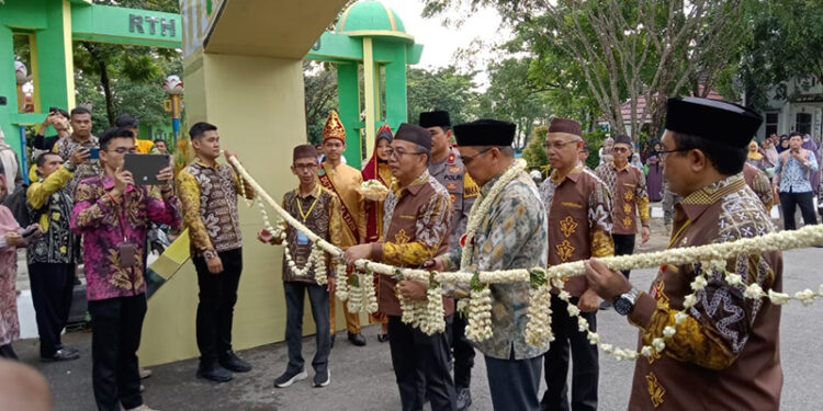 PLT Kepala Biro Kesra Setda Provinsi Kalsel Akhmad Solhan bersama Pj Bupati Tapin M Syarifuddin saat membuka Bazar UMKM MTQ ke-35 tingkat Provinsi Kalsel yang di tandai dengan pemotongan pita, Sabtu (27/4).