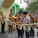 PLT Kepala Biro Kesra Setda Provinsi Kalsel Akhmad Solhan bersama Pj Bupati Tapin M Syarifuddin saat membuka Bazar UMKM MTQ ke-35 tingkat Provinsi Kalsel yang di tandai dengan pemotongan pita, Sabtu (27/4).