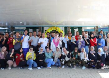 PJ Bupati Tapin M Syarifuddin MPd bersama Ketua TP PKK Masrupah dan Ketua DWP Hj Mashuriyah berfoto bersama usai kegiatan senam sehat yang dilaksanakan DPMPTSP dalam rangka memeriahkan MTQ ke-35 tingkat Provinsi Kalsel, Jumat (26/4).