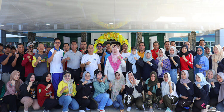 PJ Bupati Tapin M Syarifuddin MPd bersama Ketua TP PKK Masrupah dan Ketua DWP Hj Mashuriyah berfoto bersama usai kegiatan senam sehat yang dilaksanakan DPMPTSP dalam rangka memeriahkan MTQ ke-35 tingkat Provinsi Kalsel, Jumat (26/4).