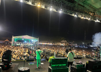MERIAH - Konser musik pada acara Mappanre Ri Tasi'e yang di garap Event Organizer (EO) 58 Production asal Kabupaten Kotabaru berlangsung meriah, Sabtu (27/4) malam. Ribuan orang tampak memadati panggung utama pesta spektakuler di Pantai Pagatan itu dalam rangka Hari Jadi ke-21 Kabupaten Tanah Bumbu.