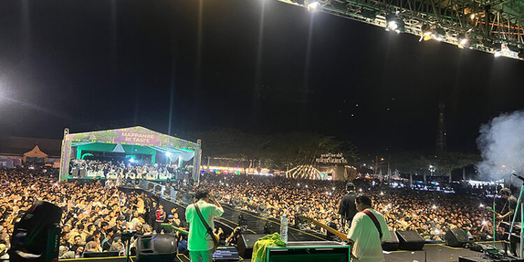 MERIAH - Konser musik pada acara Mappanre Ri Tasi'e yang di garap Event Organizer (EO) 58 Production asal Kabupaten Kotabaru berlangsung meriah, Sabtu (27/4) malam. Ribuan orang tampak memadati panggung utama pesta spektakuler di Pantai Pagatan itu dalam rangka Hari Jadi ke-21 Kabupaten Tanah Bumbu.
