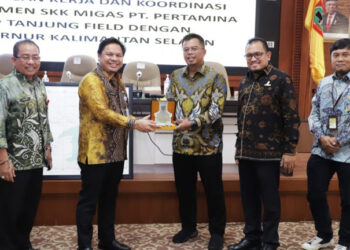 Sekdaprov Kalimantan Selatan, Roy Rizali Anwar dan menyerahkan plakat kepada Kepala Perwakilan SKK Migas wilayah Kalimantan-Sulawesi, Azhari Idris disela kunjungan di Pemprov Kalsel di Banjarbaru 