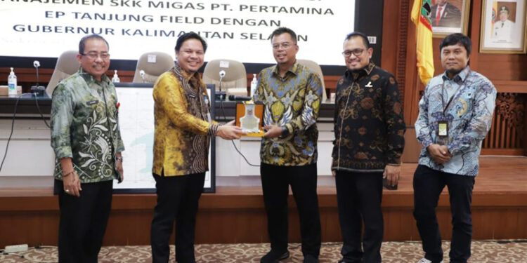 Sekdaprov Kalimantan Selatan, Roy Rizali Anwar dan menyerahkan plakat kepada Kepala Perwakilan SKK Migas wilayah Kalimantan-Sulawesi, Azhari Idris disela kunjungan di Pemprov Kalsel di Banjarbaru 