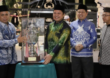 Sekdaprov Kalimantan Selatan, Roy Rizali Anwar saat menerima tropi bergilir MTQ dari juara tahun lalu yakni Kabupaten Banjar untuk diperebutkan kembali pada MTQ tahun 2024 di Kabupaten Tapin