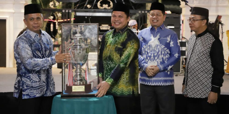 Sekdaprov Kalimantan Selatan, Roy Rizali Anwar saat menerima tropi bergilir MTQ dari juara tahun lalu yakni Kabupaten Banjar untuk diperebutkan kembali pada MTQ tahun 2024 di Kabupaten Tapin