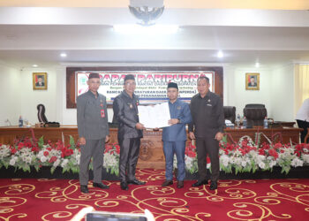 PJ Bupati Tapin M Syarifuddin MPd bersama Ketua DPRD Tapin H Yamani SAK, Wakil ketua I DPRD Tapin H Midfay Syahbani dan Sekretaris Daerah Dr H Sufiansyah MAP berfoto bersama usai penandatanganan nota kesepahaman ranperda penyelenggaraan penyertaan modal pada rapat paripurna, Selasa (30/4).