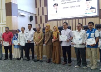 Pj Bupati Serahkan Bantuan Keuangan