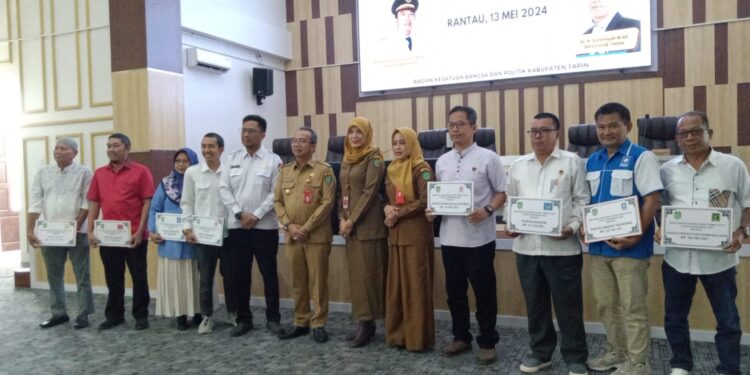 Pj Bupati Serahkan Bantuan Keuangan