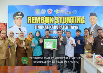 PJ Bupati Tapin M Syarifuddin, Ketua TP PKK Masrupah, dan Sekretaris Daerah H Sufiansyah berfoto bersama usai penandatanganan komitmen bersama penurunan stunting pada acara rembuk stunting tingkat Kabupaten Tapin.