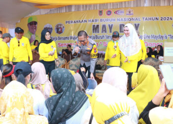 SIM GRATIS - Kapolresta Banjarmasin Kombes Pol Sabana Atmojo Martosumito saat memimpin pengamanan di May Day di di GOR Hasanuddin HM Banjarmasin, Rabu (1/5). Polresta Banjarmasin juga memberikan SIM gratis bagi lima buruh yang dapat menjawab pertanyaan.