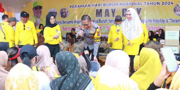 SIM GRATIS - Kapolresta Banjarmasin Kombes Pol Sabana Atmojo Martosumito saat memimpin pengamanan di May Day di di GOR Hasanuddin HM Banjarmasin, Rabu (1/5). Polresta Banjarmasin juga memberikan SIM gratis bagi lima buruh yang dapat menjawab pertanyaan.