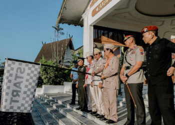 Gubernur Kalimantan Selatan, H Sahbirin Noor saat mengibarkan bendera sebagai tanda dilepasnya pesepeda onthel yang melakukan kirab dalam rangka peringatan HUT ke-75 Proklamasi Gubernur Tentara ALRI Divisi IV Pertahanan Kalimantan, di Banjarmasin.