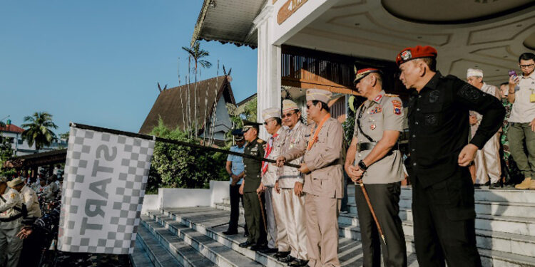 Gubernur Kalimantan Selatan, H Sahbirin Noor saat mengibarkan bendera sebagai tanda dilepasnya pesepeda onthel yang melakukan kirab dalam rangka peringatan HUT ke-75 Proklamasi Gubernur Tentara ALRI Divisi IV Pertahanan Kalimantan, di Banjarmasin.