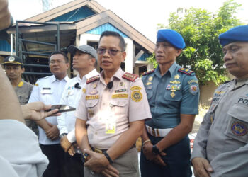 Kepala Balai Karantina Hewan, Ikan dan Tumbuhan (BKHIT) Kalimantan Selatan, Sudirman saat menyampaikan keterangan pers usai pemotongan paksa (pemusnahan) tiga sapi yang positif mengindap penyakit brucellosis yang masuk ke Kalsel.