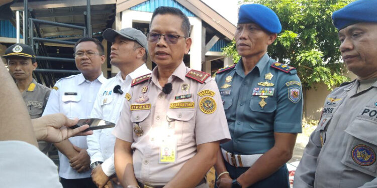 Kepala Balai Karantina Hewan, Ikan dan Tumbuhan (BKHIT) Kalimantan Selatan, Sudirman saat menyampaikan keterangan pers usai pemotongan paksa (pemusnahan) tiga sapi yang positif mengindap penyakit brucellosis yang masuk ke Kalsel.