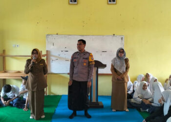 BKTM (Bhabinkamtibmas) Kelurahan Sungai Lulut Polresta Banjarmasin, Aipda Bekti Susilo memberikan edukasi dini kepada kalangan pelajar kelas IX di SMPN 16 Banjarmasin.