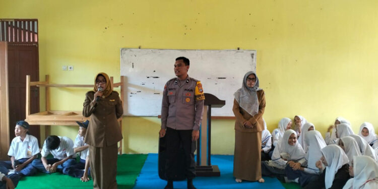 BKTM (Bhabinkamtibmas) Kelurahan Sungai Lulut Polresta Banjarmasin, Aipda Bekti Susilo memberikan edukasi dini kepada kalangan pelajar kelas IX di SMPN 16 Banjarmasin.