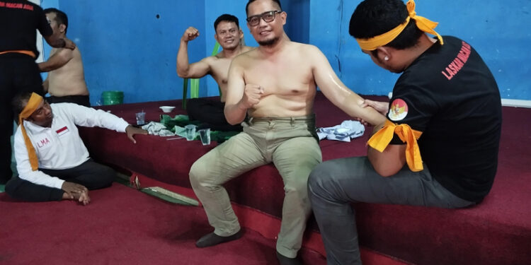 SALAH satu pasien saat mendapat terapi pengobatan alternatif.