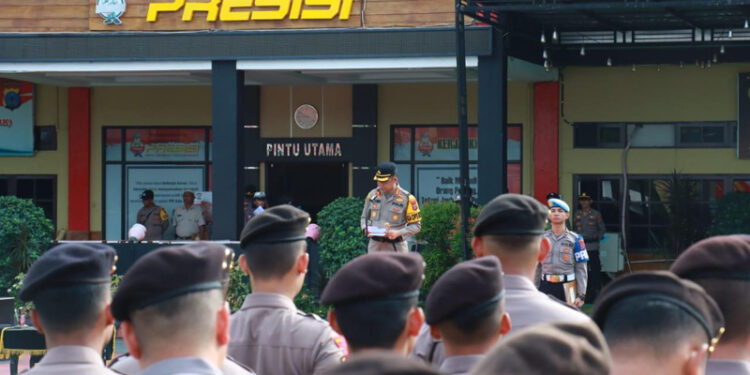 KAPOLRESTA Banjarmasin Kombes Pol Sabana Atmojo Martosumito saat memimpin sertijab, Selasa (14/5).