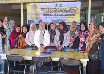 ANGGOTA DPRD Kalsel Hj Dewi Damayanti Said berfoto bersama usai melaksanakan reses dengan menghadirkan para relawannya.