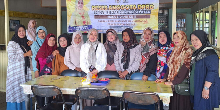 ANGGOTA DPRD Kalsel Hj Dewi Damayanti Said berfoto bersama usai melaksanakan reses dengan menghadirkan para relawannya.