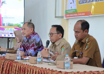 PLT Kadinsos Tapin H Syafrudin saat membuka kegiatan sosialisasi didampingi Kabid Linjamsos Hj Isnaniah, Camat CLS Zaul Rahman, dan narasumber Drs Samsi MM.